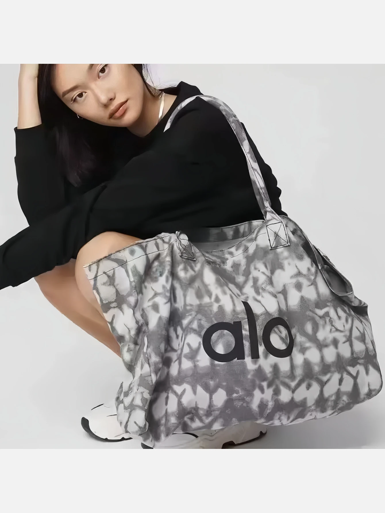 Alo Contrast-Print Oversized Tote Bag | US Warehouse - Lulualo
