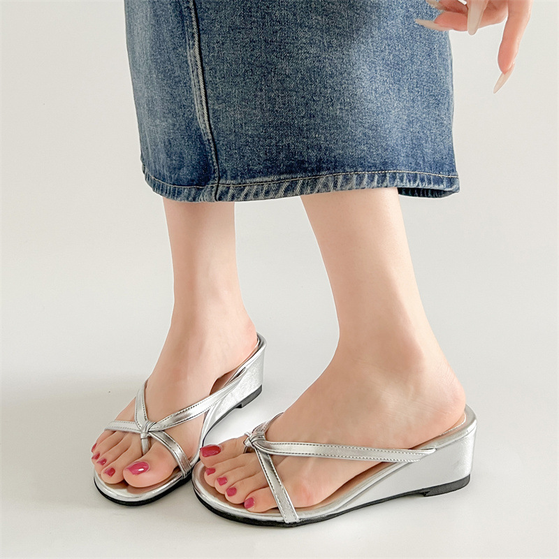 Fashionable Style Silver Retro Wedge Flip Flops For Women In Summer Wear With Skirt Sandals