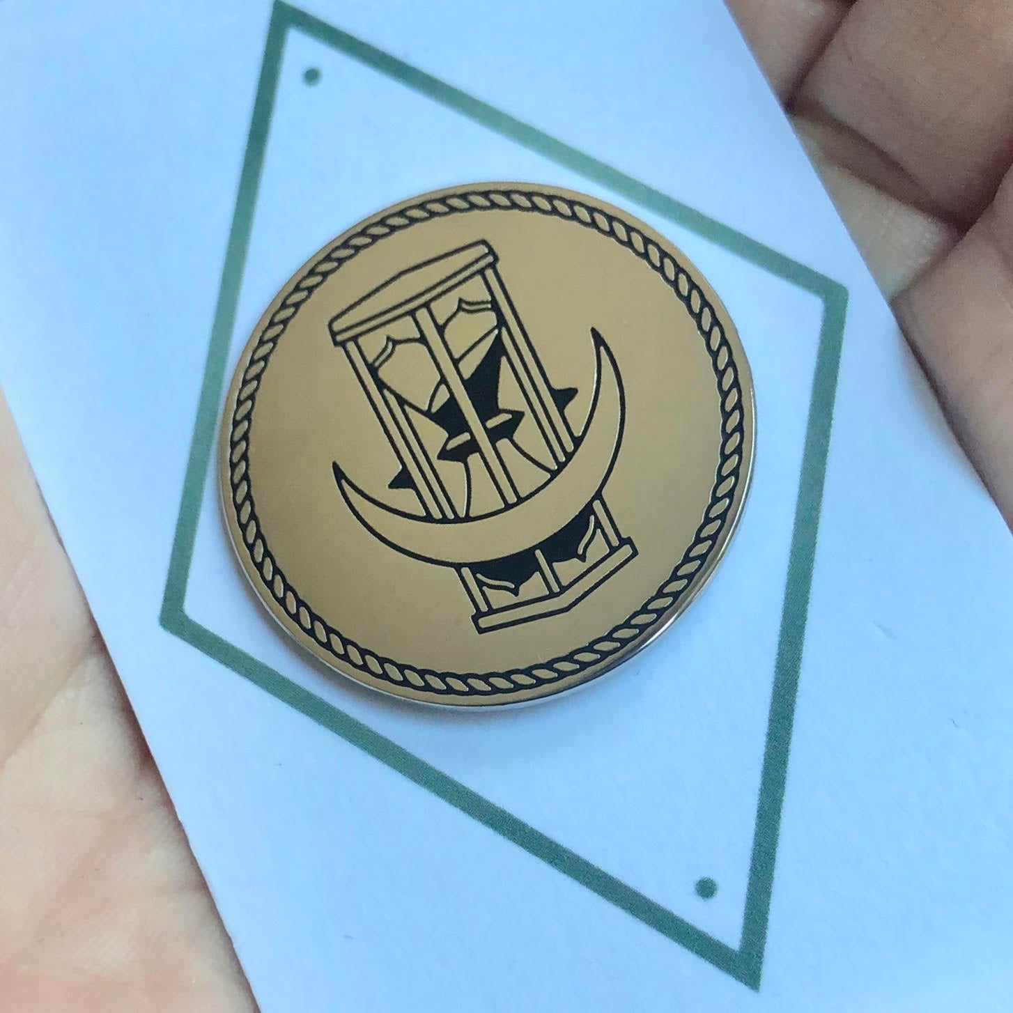 Hourglass pin-Gold