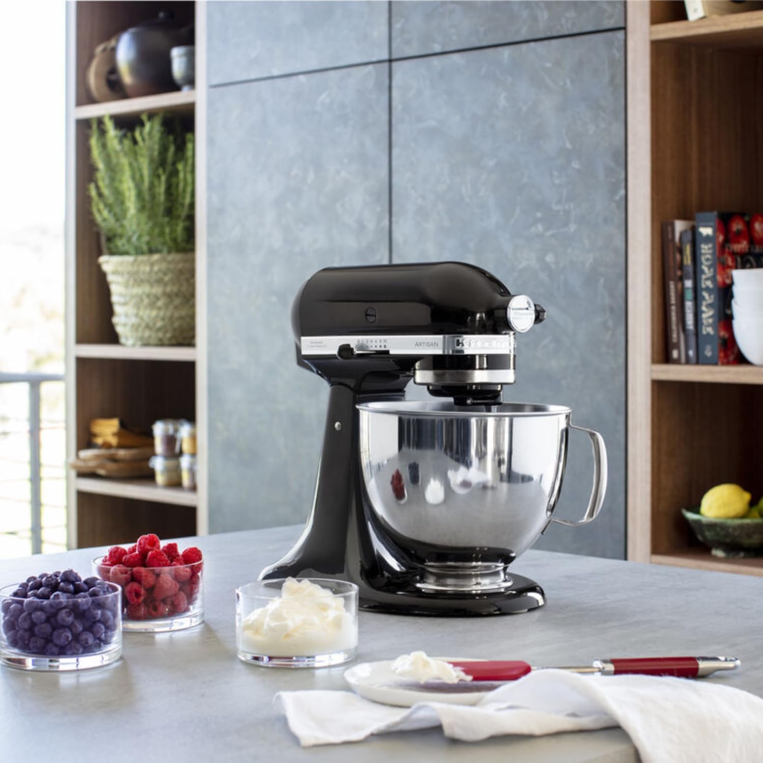 KitchenAid Robot Pâtissier I Artisan I Robot cuisine multifonctions à tête inclinable I Avec 4 accessoires I Bol de 4,8L | Crème