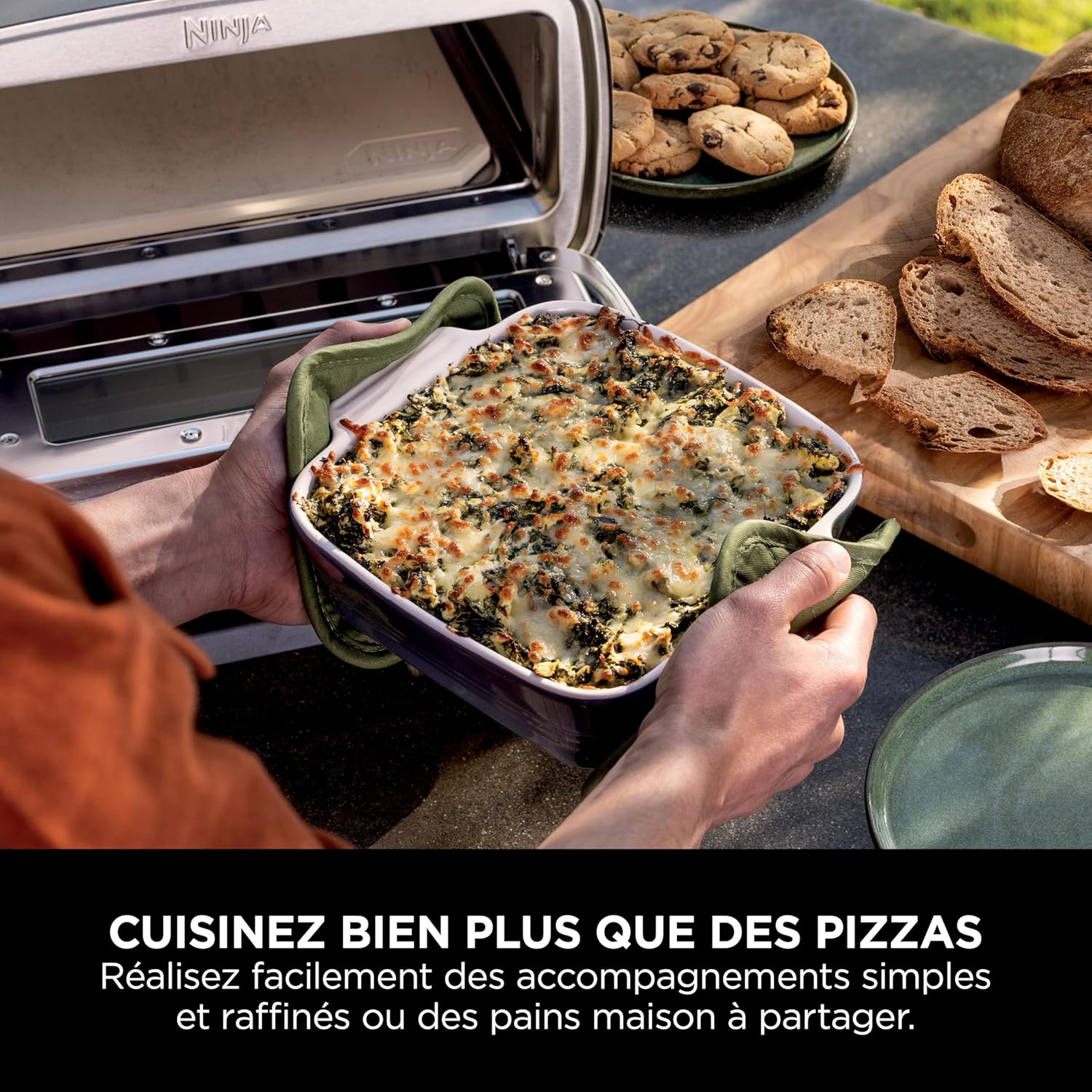 Ninja Woodfire Four à pizza extérieur électrique 8-en-1, rotissoire & fumoir barbecue avec grille, plaque pro-heat, pierre à pizza, granulés de bois et pelle, 6 réglages, orange foncé OO101EU