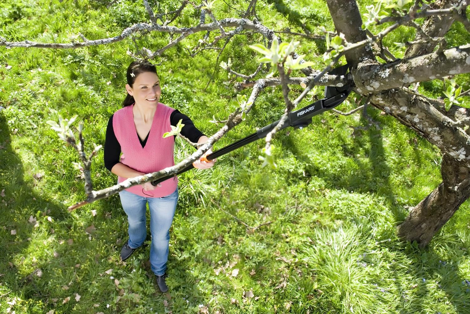 Fiskars Coupe-Branches Multifonctions Télescopique, pour Bois vert et Rameaux, Revêtement antiadhésif, Lame en acier/manche en aluminium, longueur 2,4 - 4 m, noir/orange, UPX86, 1023624