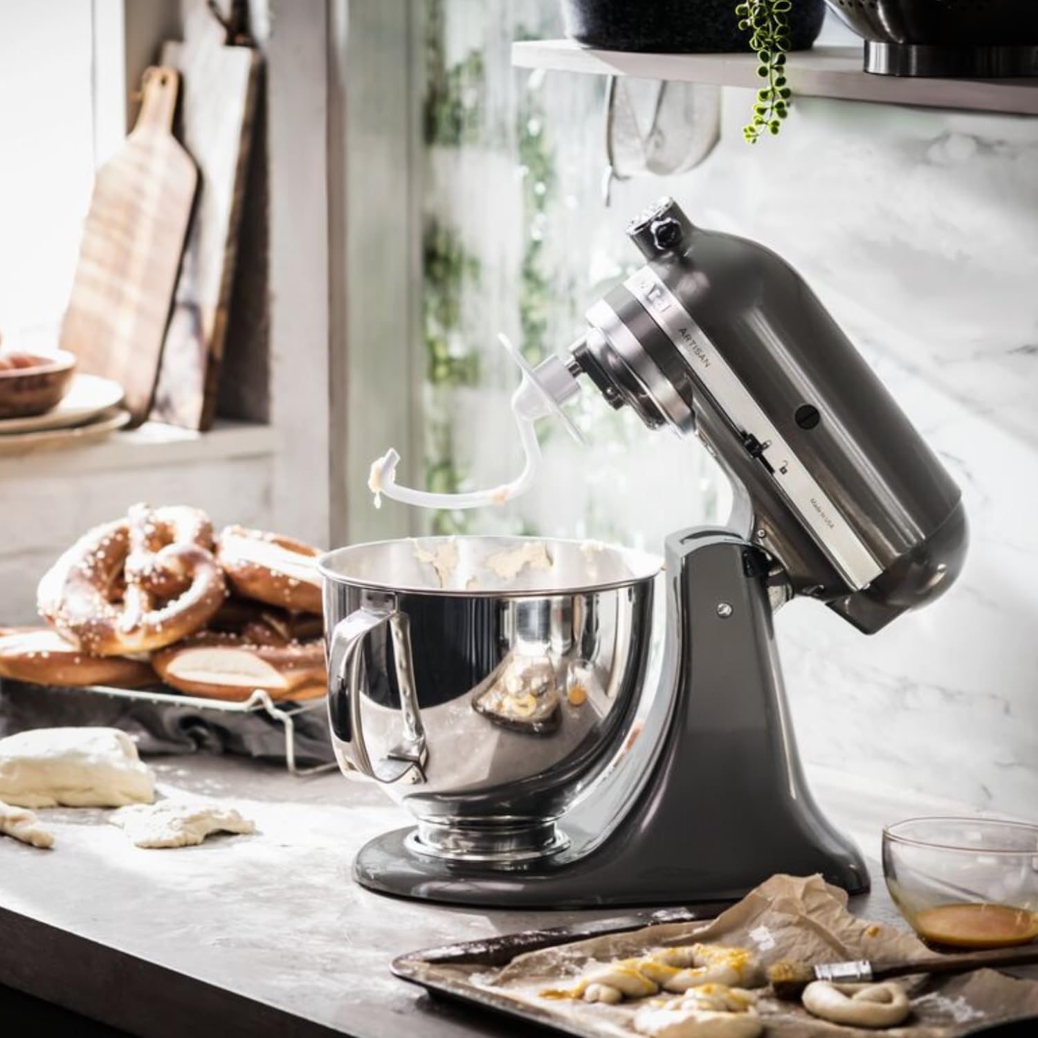 KitchenAid Robot Pâtissier I Artisan I Robot cuisine multifonctions à tête inclinable I Avec 4 accessoires I Bol de 4,8L | Crème