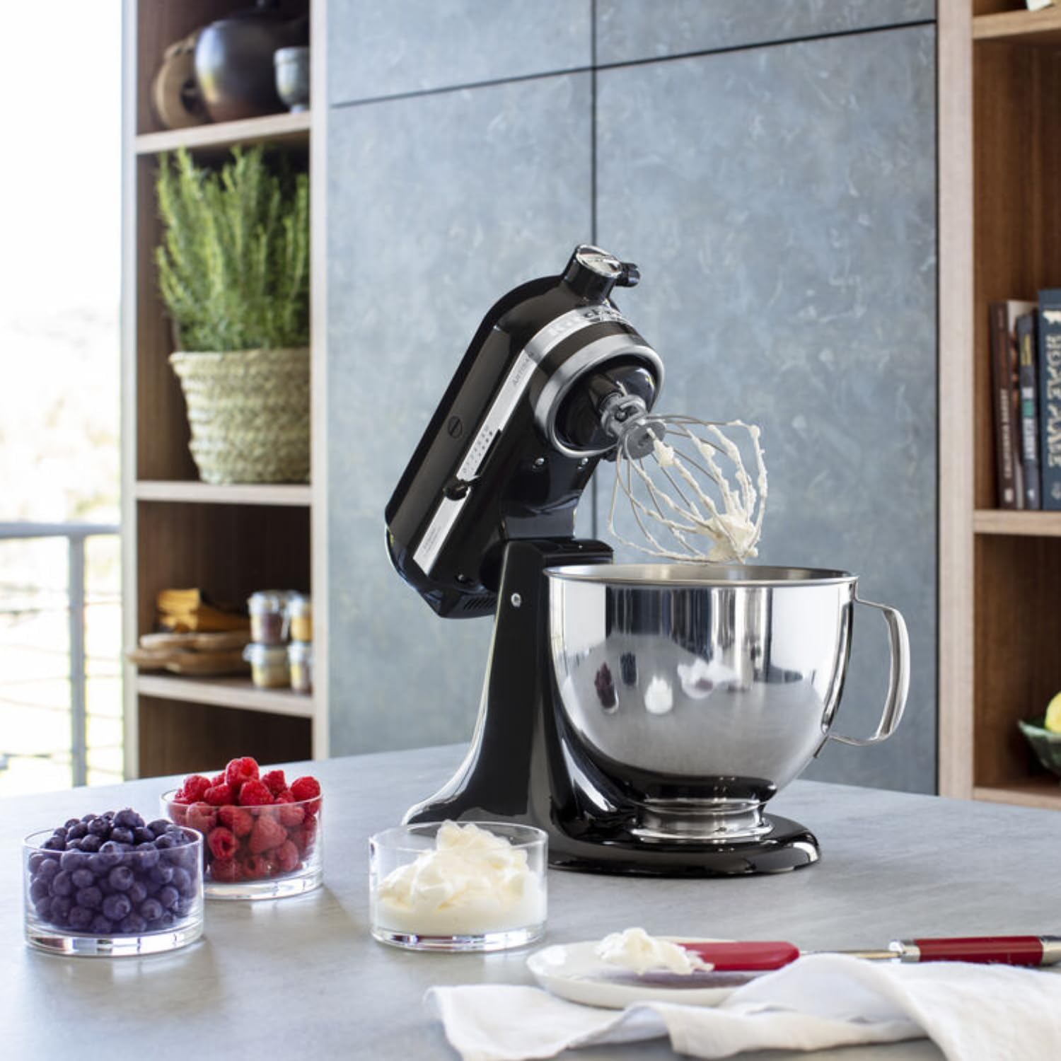 KitchenAid Robot Pâtissier I Artisan I Robot cuisine multifonctions à tête inclinable I Avec 4 accessoires I Bol de 4,8L | Crème