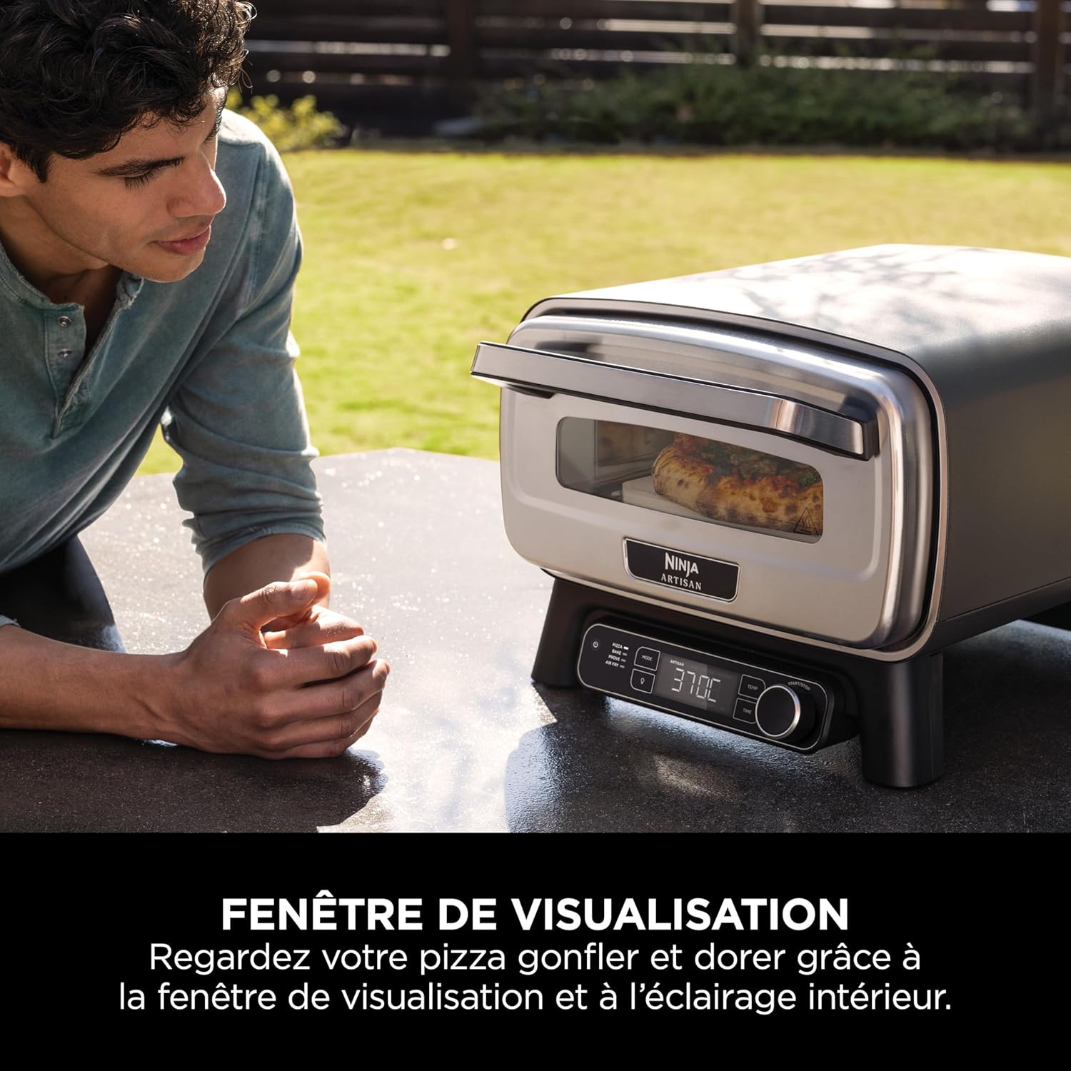 Ninja Woodfire Four à pizza extérieur électrique 8-en-1, rotissoire & fumoir barbecue avec grille, plaque pro-heat, pierre à pizza, granulés de bois et pelle, 6 réglages, orange foncé OO101EU