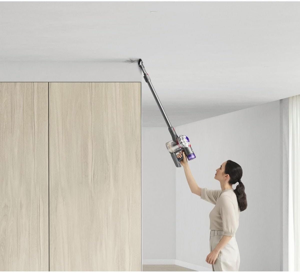 Dyson V8 Advanced™ Aspirateur Balai sans Fil – 130 AW, 40 Min d’autonomie, Brosse Motorbar Auto-démêlante, Accessoires combinés, Station Murale, Argent/Nickel