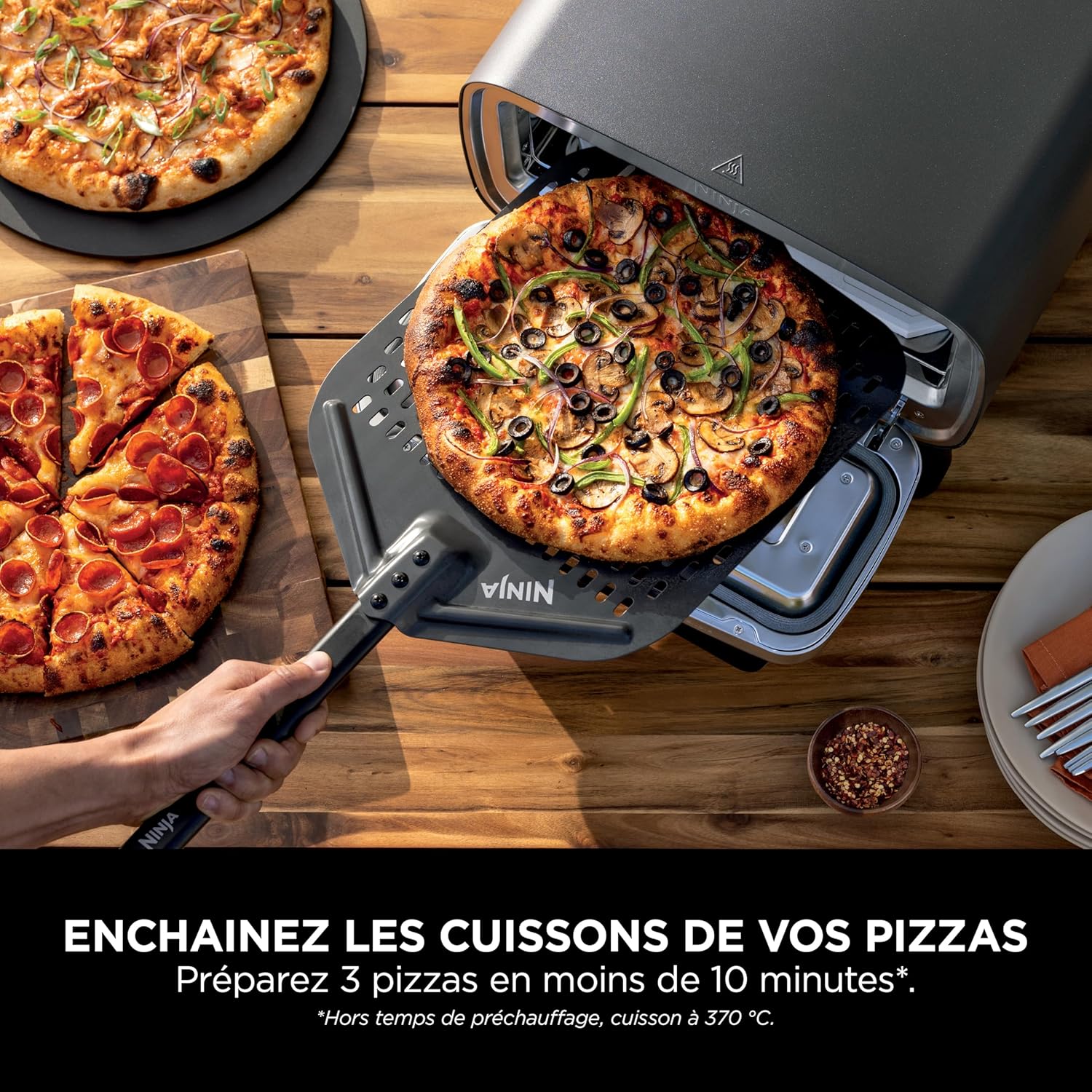 Ninja Woodfire Four à pizza extérieur électrique 8-en-1, rotissoire & fumoir barbecue avec grille, plaque pro-heat, pierre à pizza, granulés de bois et pelle, 6 réglages, orange foncé OO101EU
