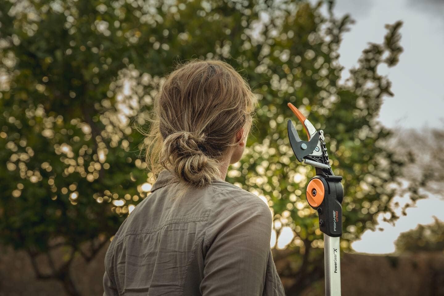 Fiskars Coupe-Branches Multifonctions Télescopique, pour Bois vert et Rameaux, Revêtement antiadhésif, Lame en acier/manche en aluminium, longueur 2,4 - 4 m, noir/orange, UPX86, 1023624