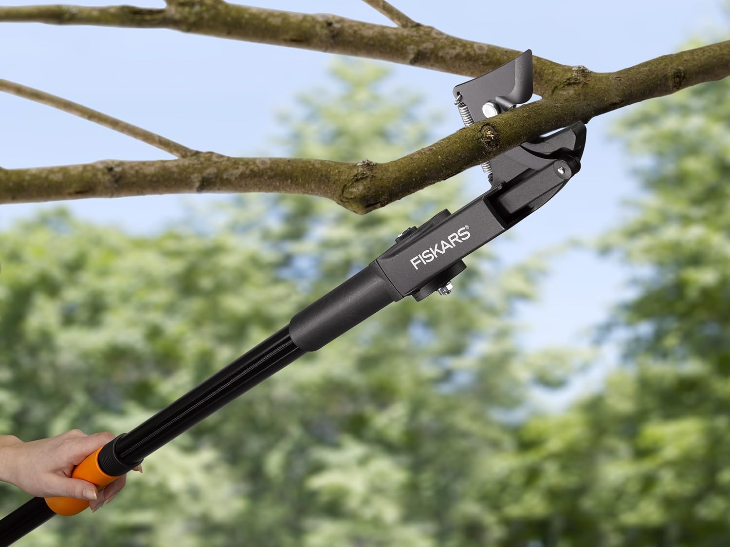 Fiskars Coupe-Branches Multifonctions Télescopique, pour Bois vert et Rameaux, Revêtement antiadhésif, Lame en acier/manche en aluminium, longueur 2,4 - 4 m, noir/orange, UPX86, 1023624