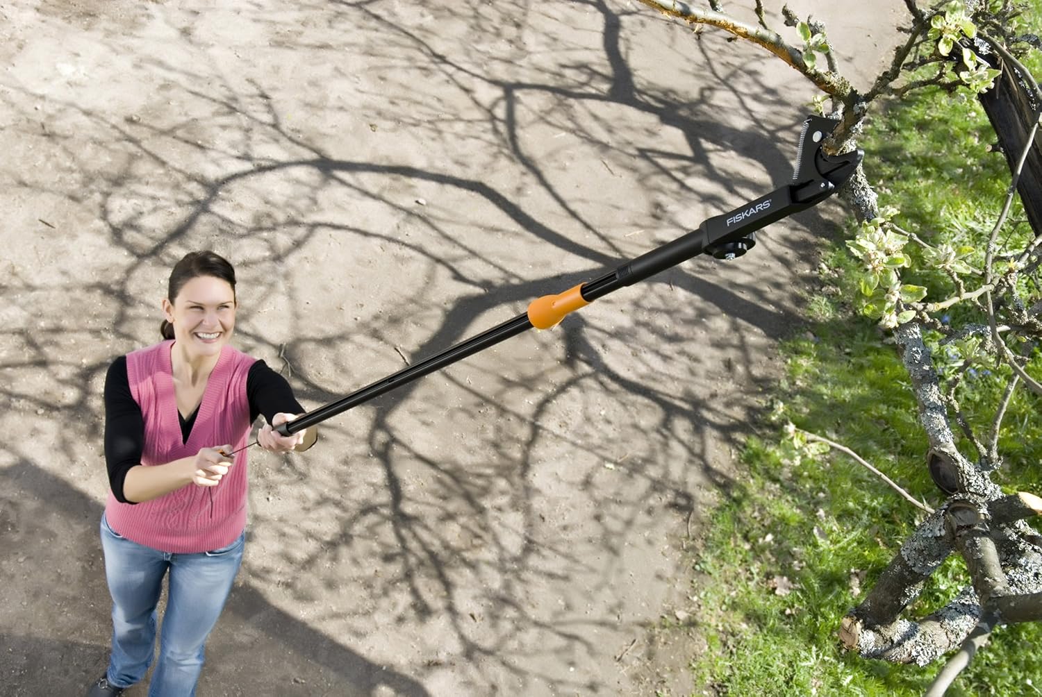 Fiskars Coupe-Branches Multifonctions Télescopique, pour Bois vert et Rameaux, Revêtement antiadhésif, Lame en acier/manche en aluminium, longueur 2,4 - 4 m, noir/orange, UPX86, 1023624