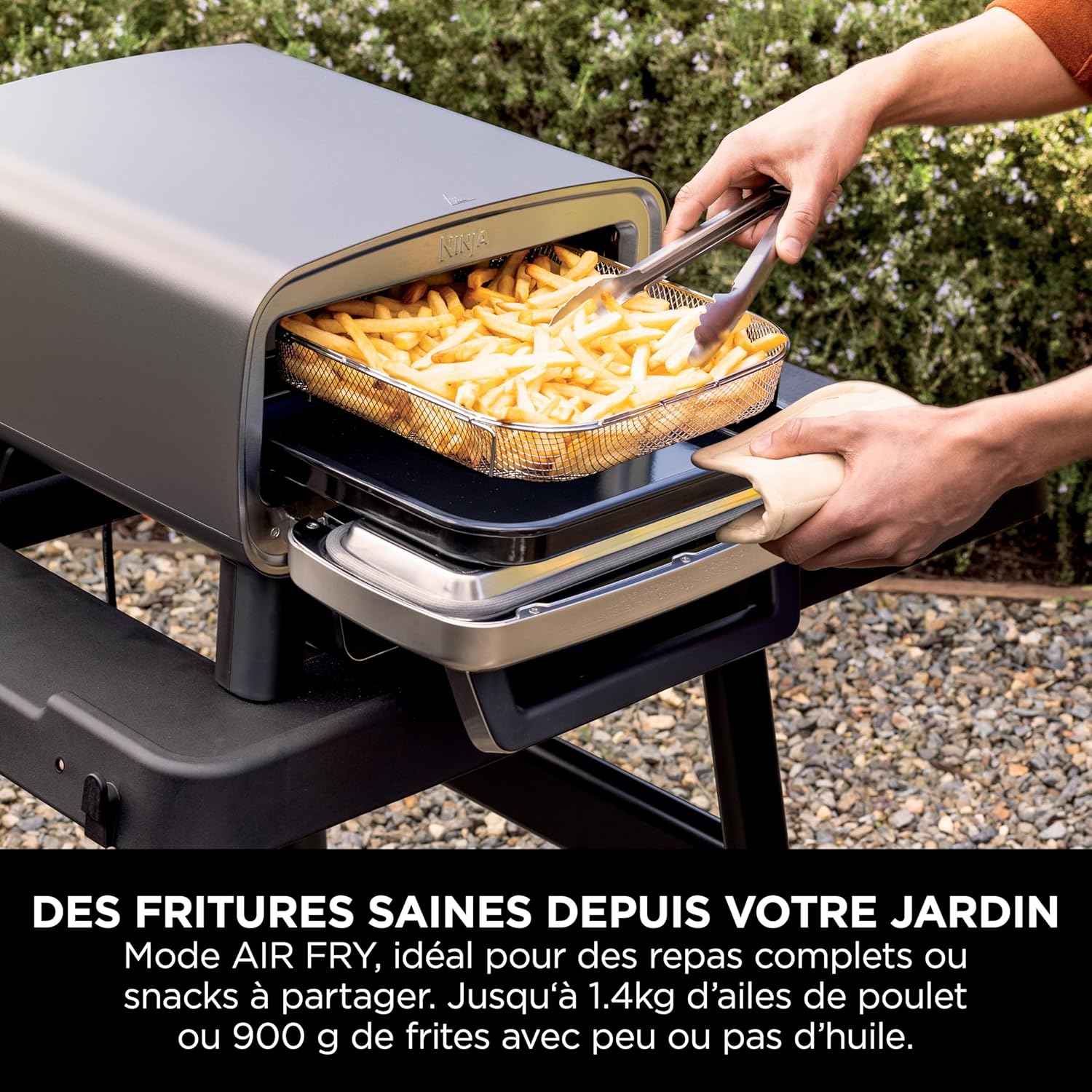 Ninja Woodfire Four à pizza extérieur électrique 8-en-1, rotissoire & fumoir barbecue avec grille, plaque pro-heat, pierre à pizza, granulés de bois et pelle, 6 réglages, orange foncé OO101EU