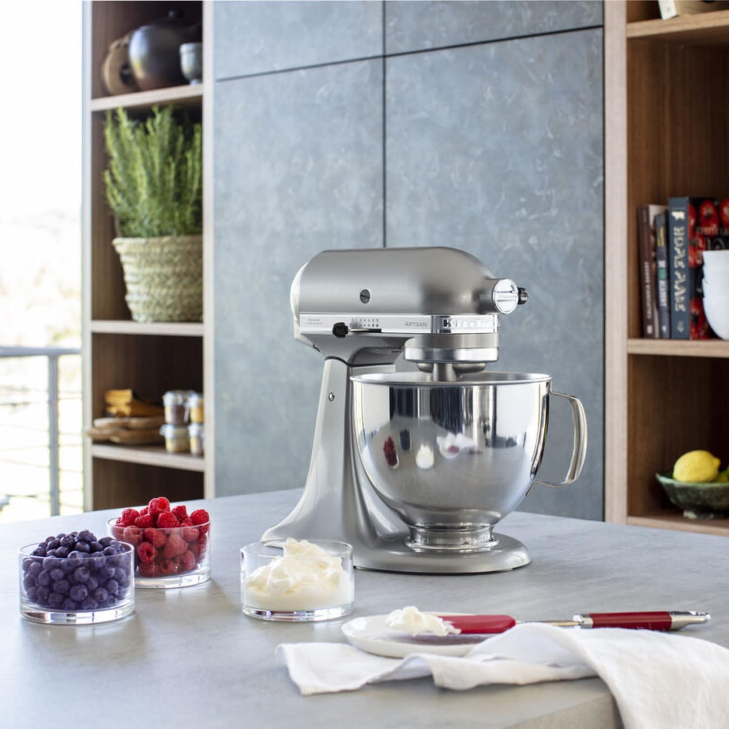 KitchenAid Robot Pâtissier I Artisan I Robot cuisine multifonctions à tête inclinable I Avec 4 accessoires I Bol de 4,8L | Crème
