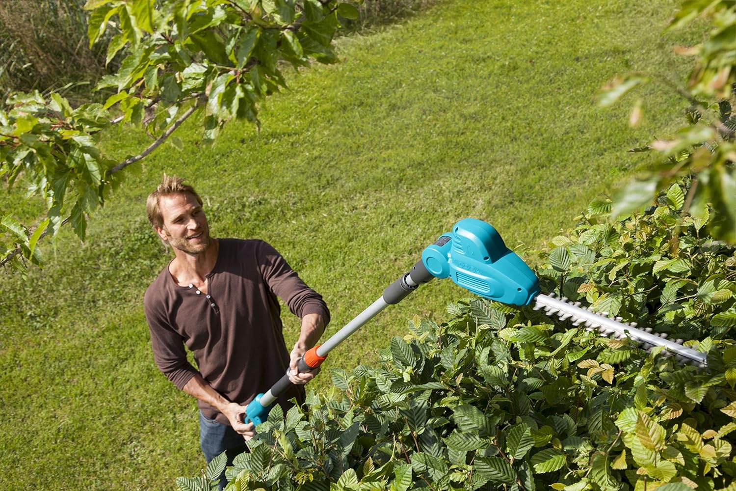 Taille-haies sur perche THS 500/48 sans batterie de Gardena : taille-haies 500 W, 3,5 m de portée, tête inclinable et manche télescopique, lame de 48 cm, butée de protection (8883-20)