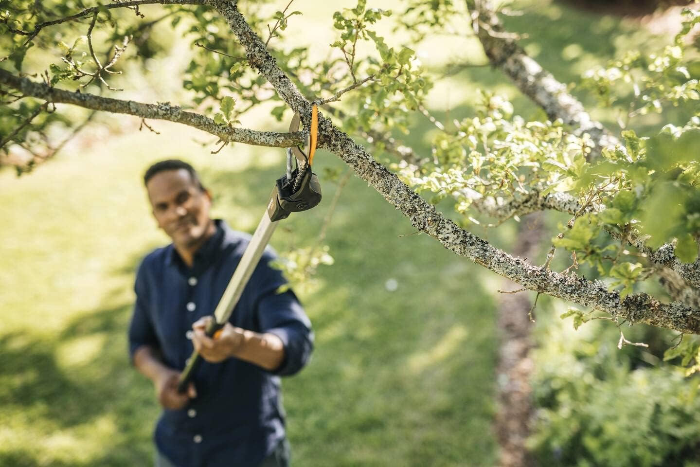 Fiskars Coupe-Branches Multifonctions Télescopique, pour Bois vert et Rameaux, Revêtement antiadhésif, Lame en acier/manche en aluminium, longueur 2,4 - 4 m, noir/orange, UPX86, 1023624