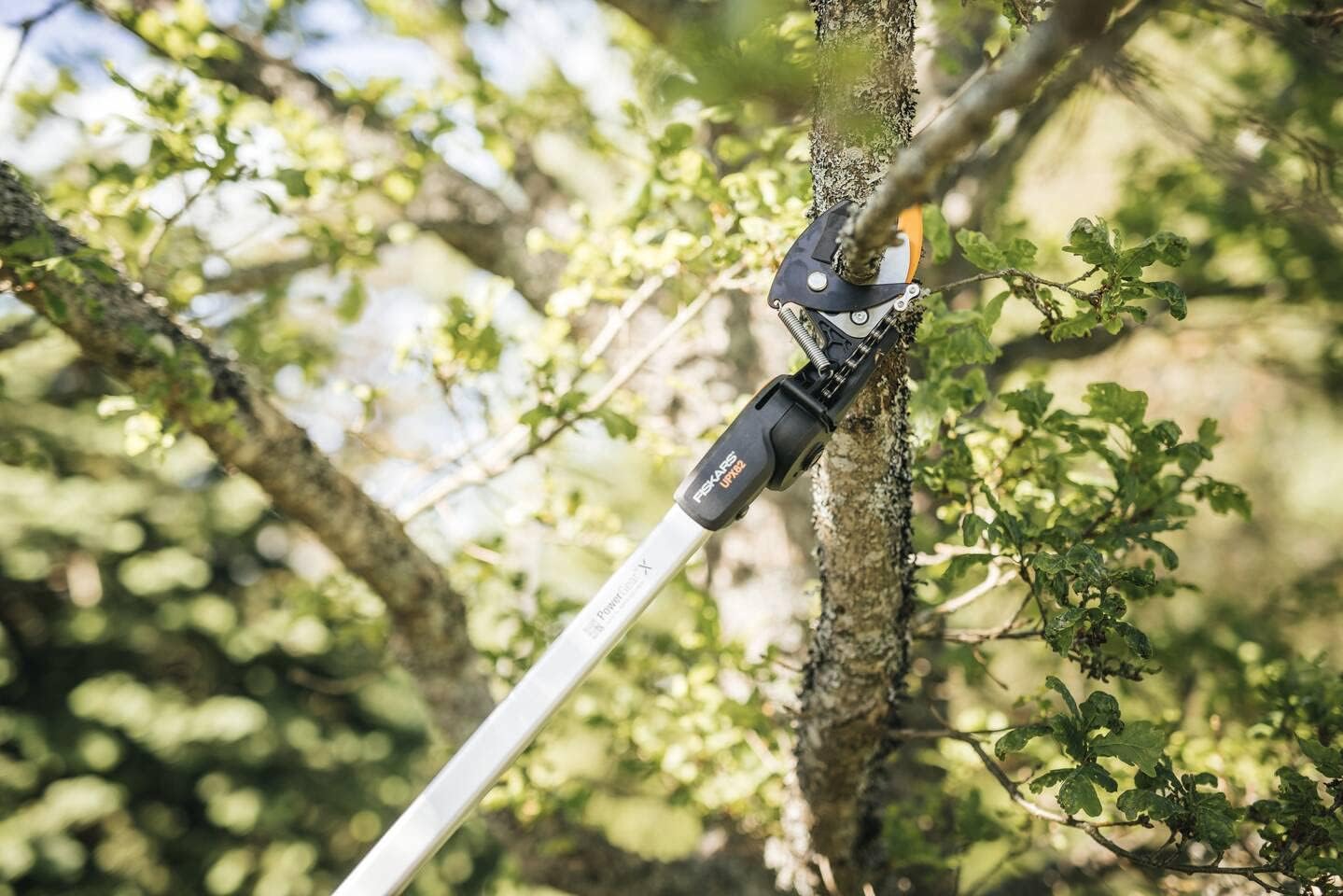 Fiskars Coupe-Branches Multifonctions Télescopique, pour Bois vert et Rameaux, Revêtement antiadhésif, Lame en acier/manche en aluminium, longueur 2,4 - 4 m, noir/orange, UPX86, 1023624