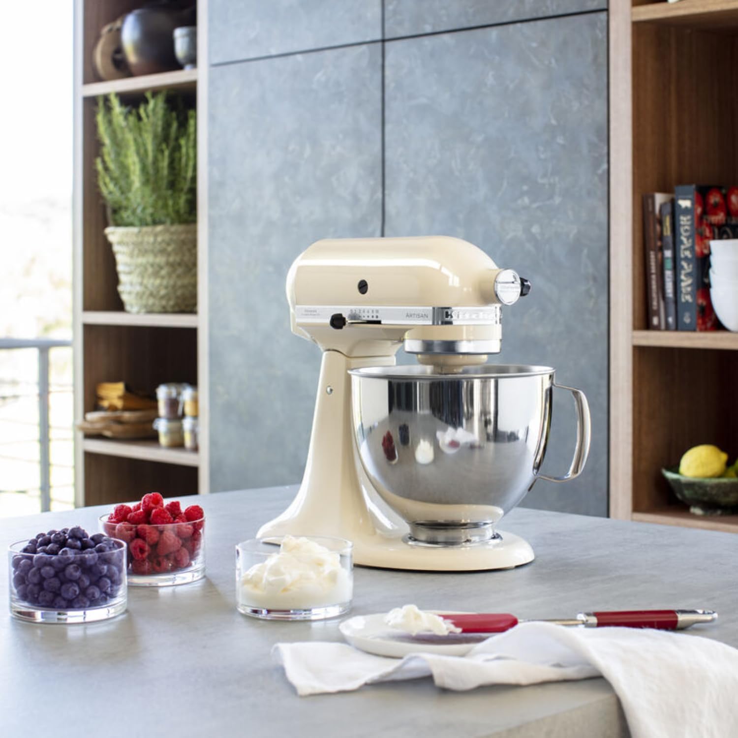 KitchenAid Robot Pâtissier I Artisan I Robot cuisine multifonctions à tête inclinable I Avec 4 accessoires I Bol de 4,8L | Crème