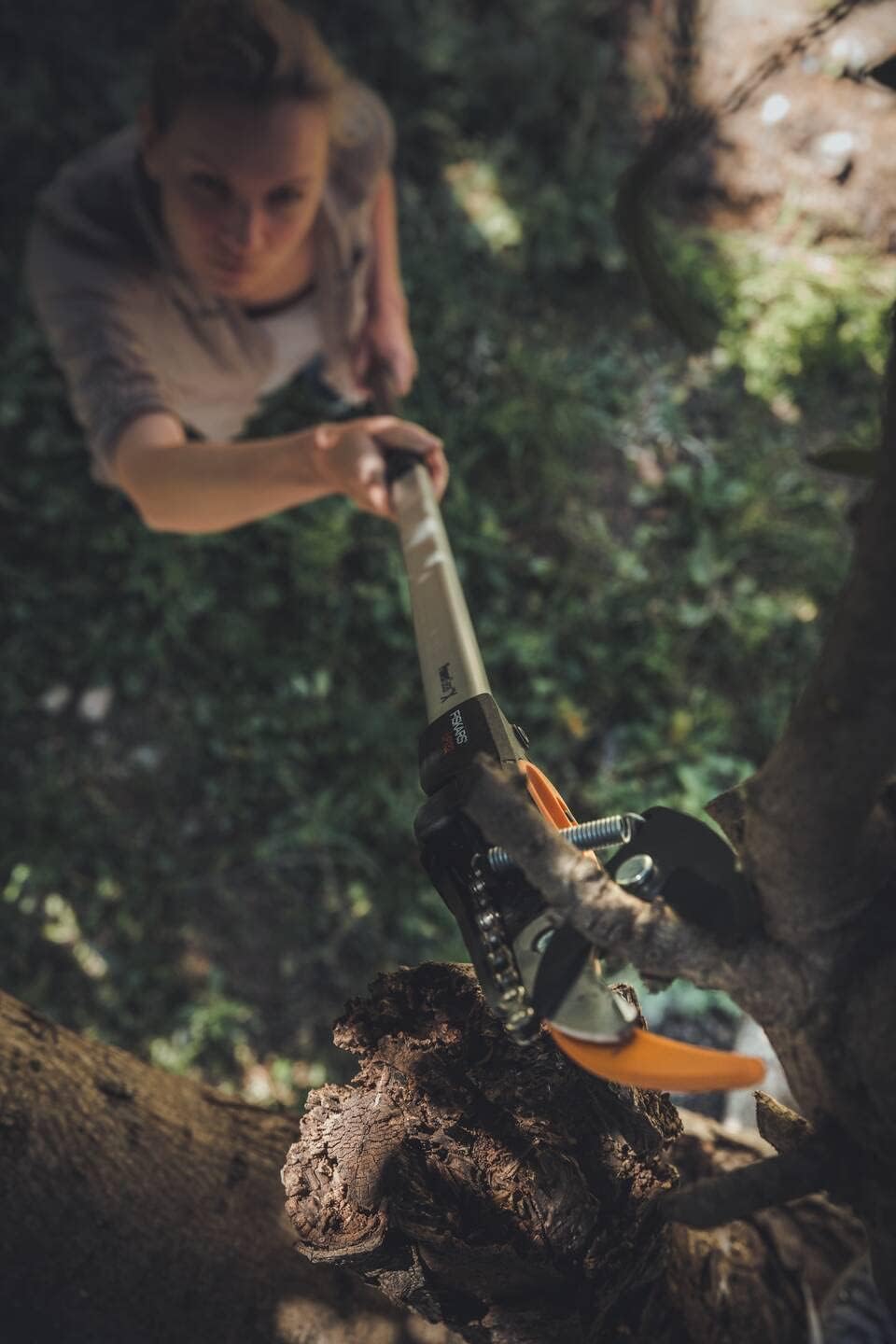 Fiskars Coupe-Branches Multifonctions Télescopique, pour Bois vert et Rameaux, Revêtement antiadhésif, Lame en acier/manche en aluminium, longueur 2,4 - 4 m, noir/orange, UPX86, 1023624