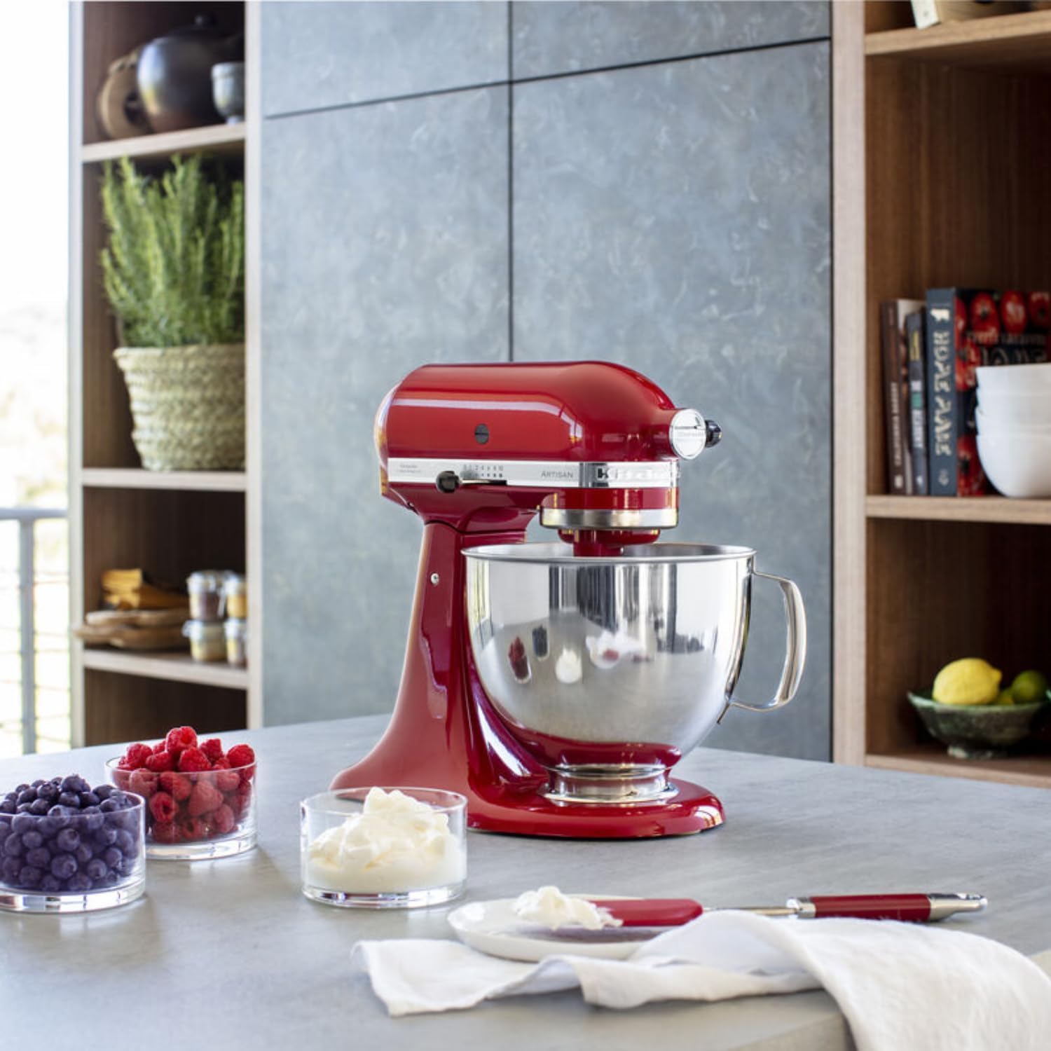 KitchenAid Robot Pâtissier I Artisan I Robot cuisine multifonctions à tête inclinable I Avec 4 accessoires I Bol de 4,8L | Crème
