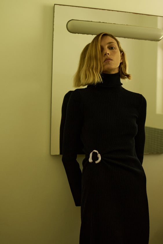KNIT DRESS WITH BROOCH