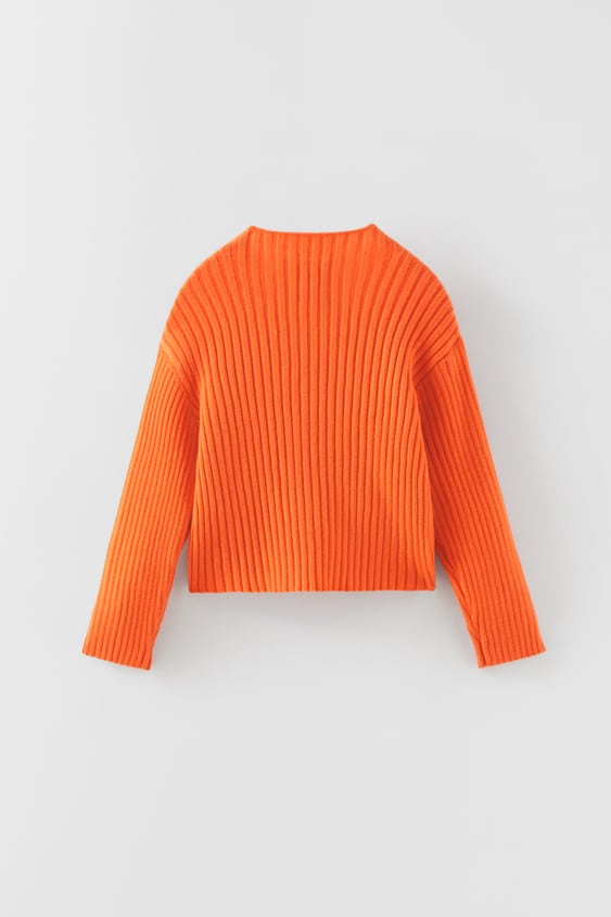 RIBBED KNIT SWEATER