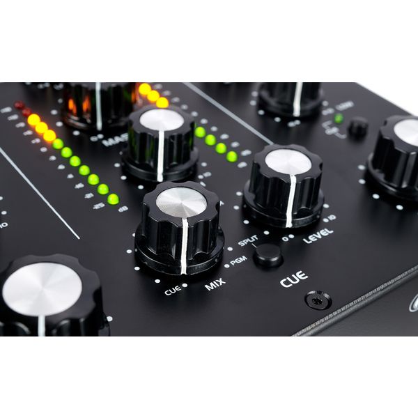 Omnitronic TRM-202 MK3 HP Bundle