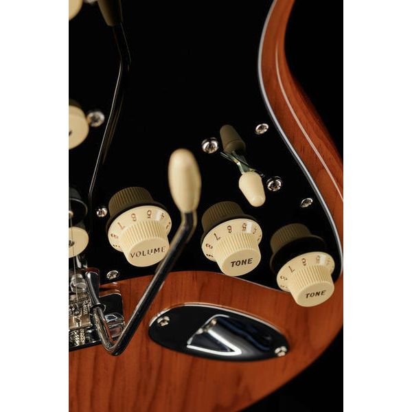 Fender AM Pro II Strat HSS MN RST PIN