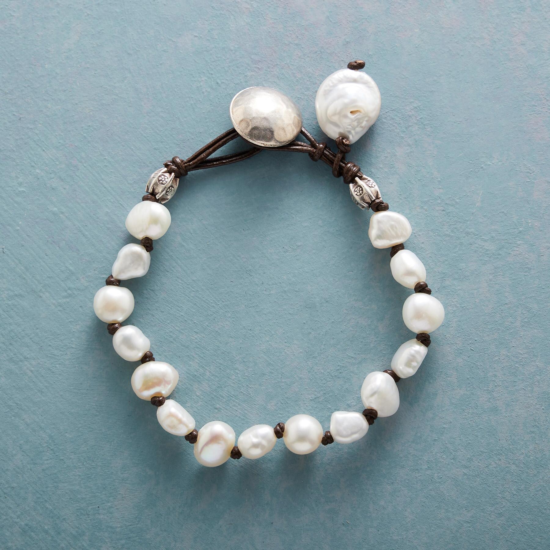 Easygoing Pearl Bracelet