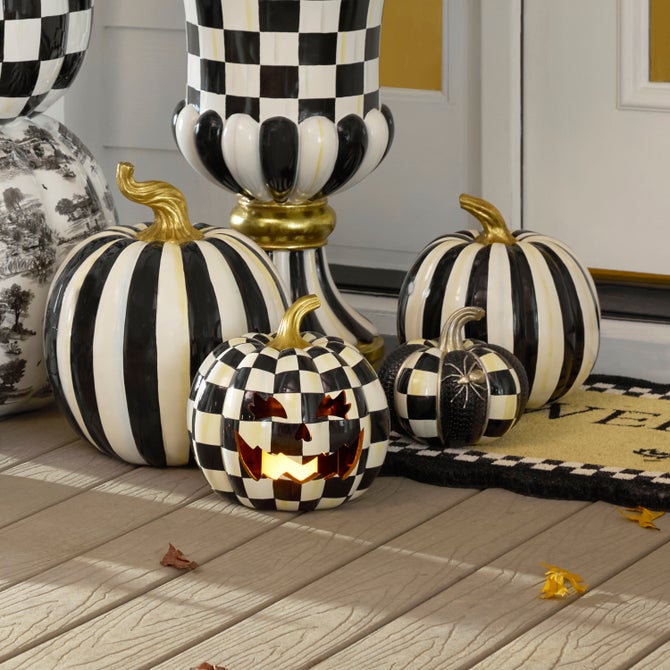 Black Scalloped Welcome Entrance Mat - {current_domain}