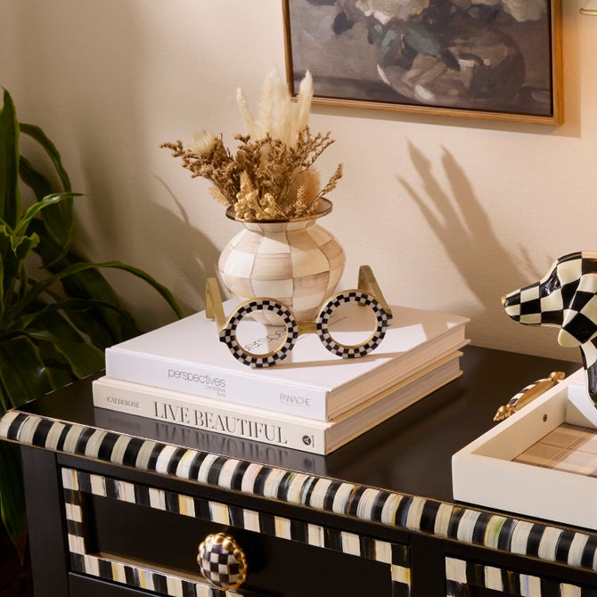 Round Eye Glasses Decor - {current_domain}