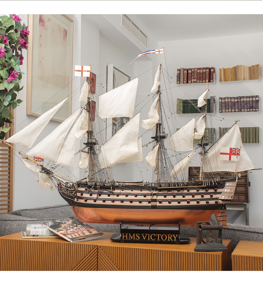 Gift Pack with Ship Model, Figurines, Paints, LEDs and Tools: HMS Victory
