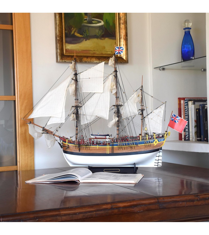 Gift Pack with Ship Model, Figures, Paints and LED Lightning: HMS Endeavour