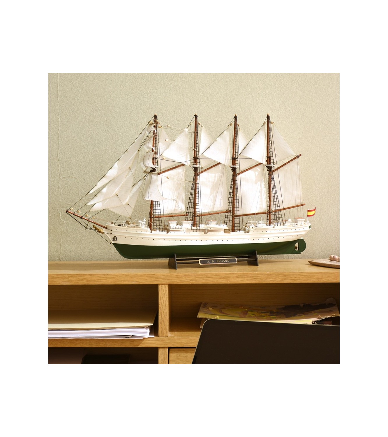Gift Pack with Ship Model, Paints and Tools: Training Ship J.S. Elcano / Esmeralda