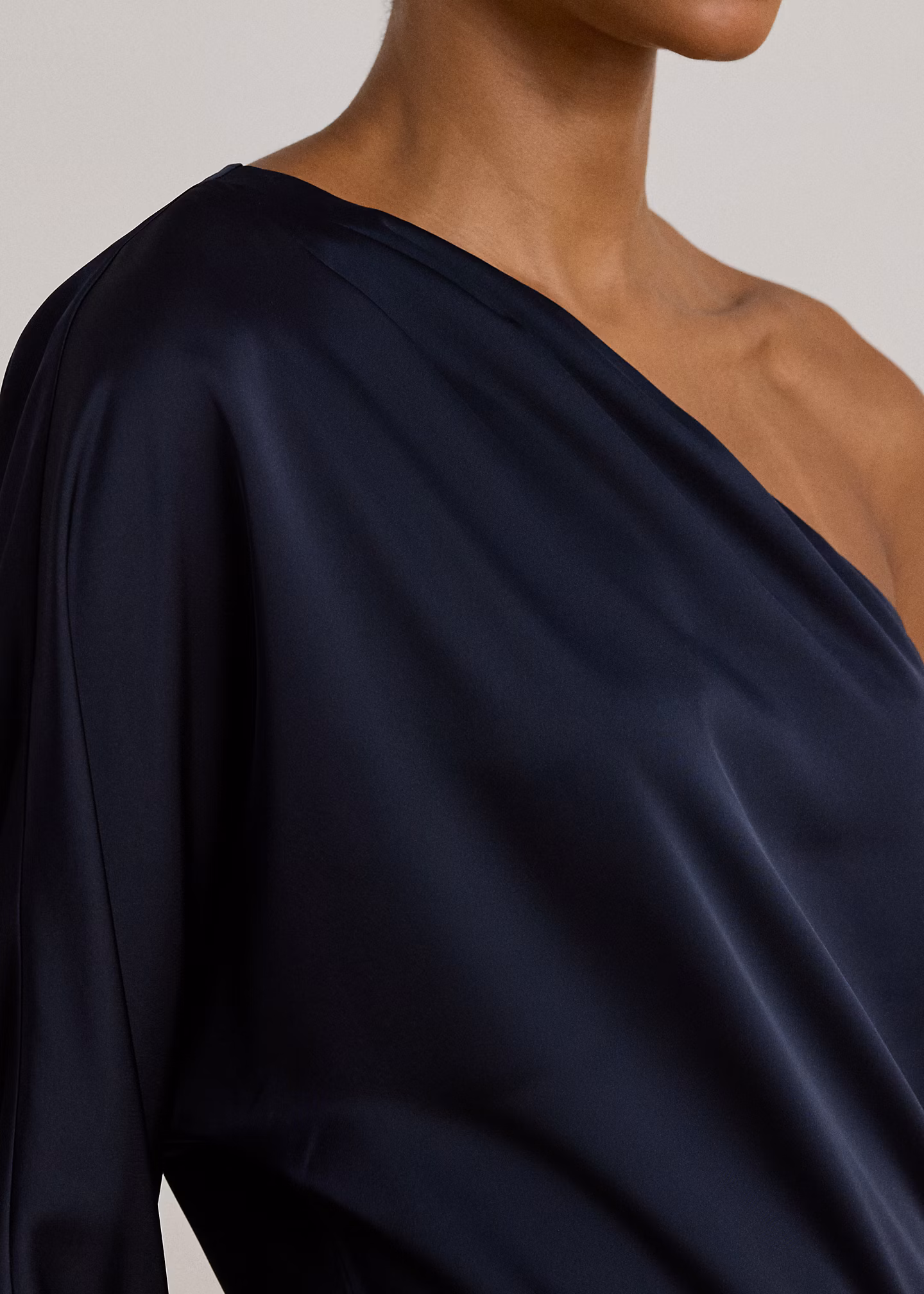 Einschultrige Bluse aus Satin-Charmeuse - RALPH LAUREN OUTLET