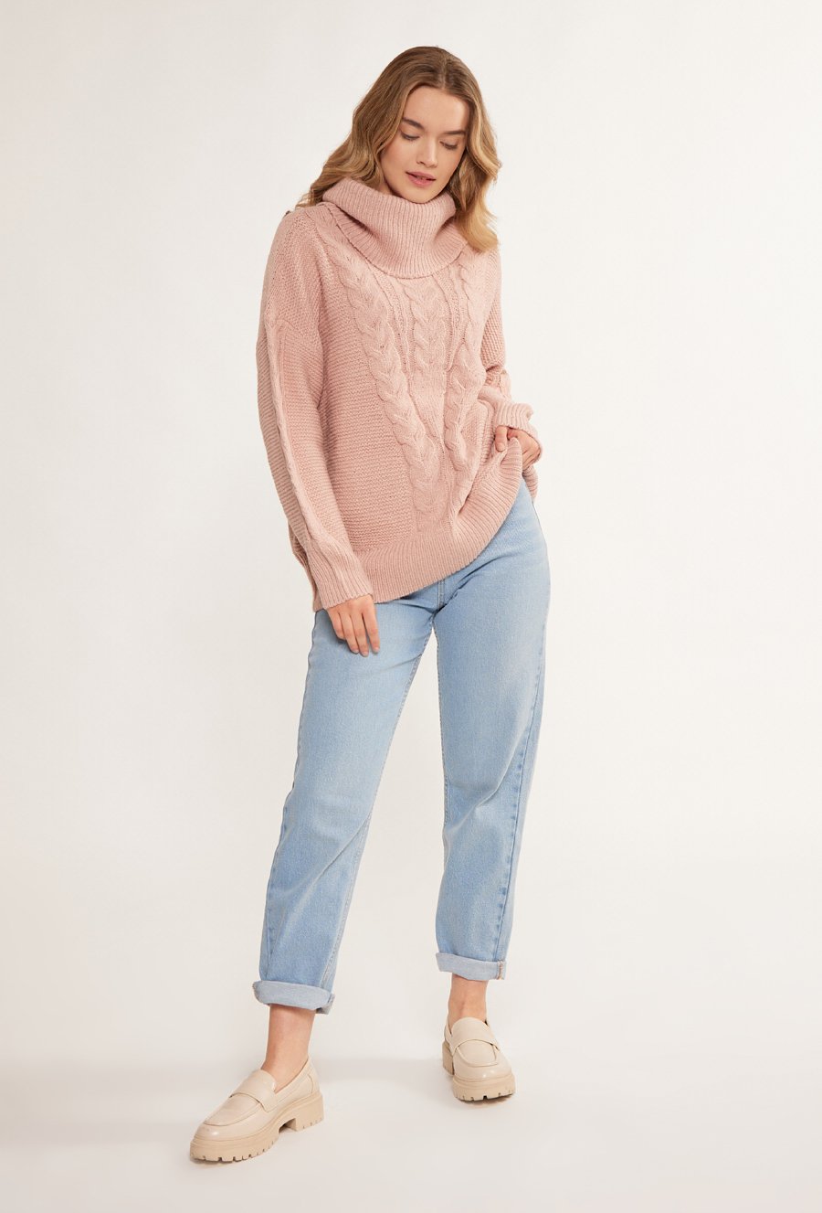 Ciepły golf w warkoczowy splot