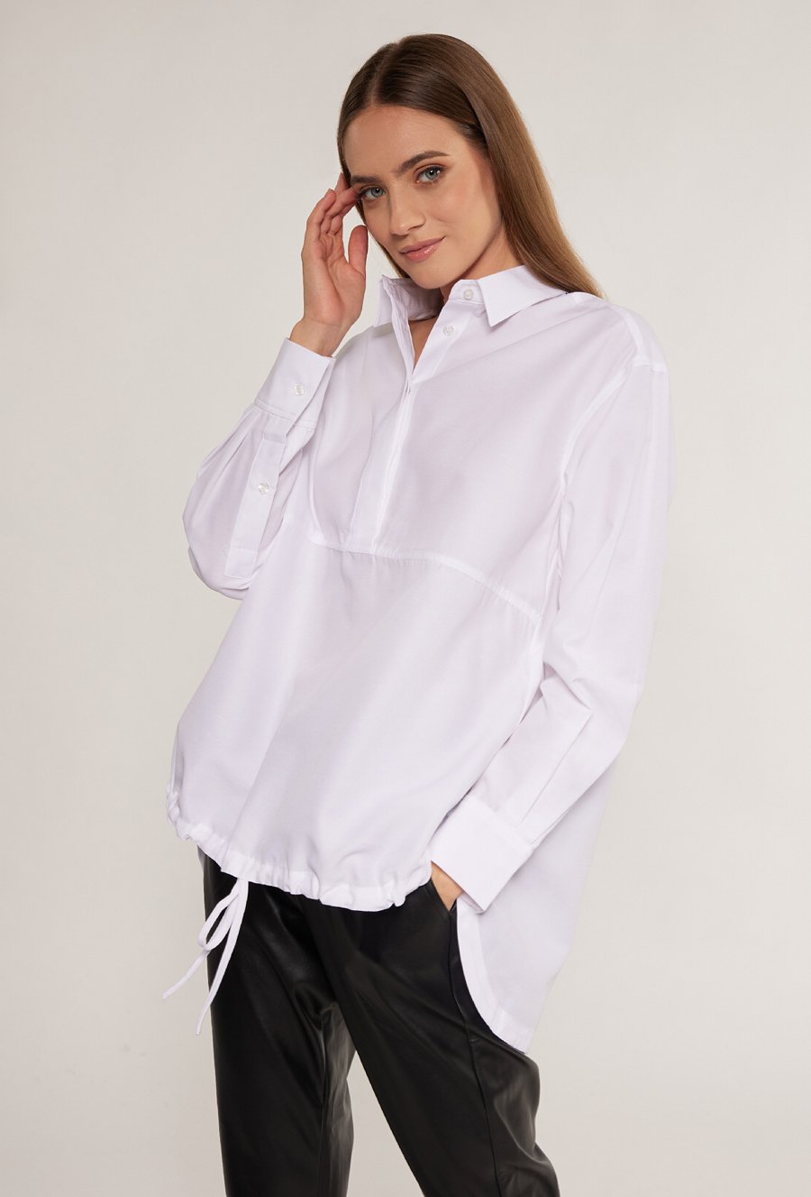 Koszulowa bluzka z wiązaniem