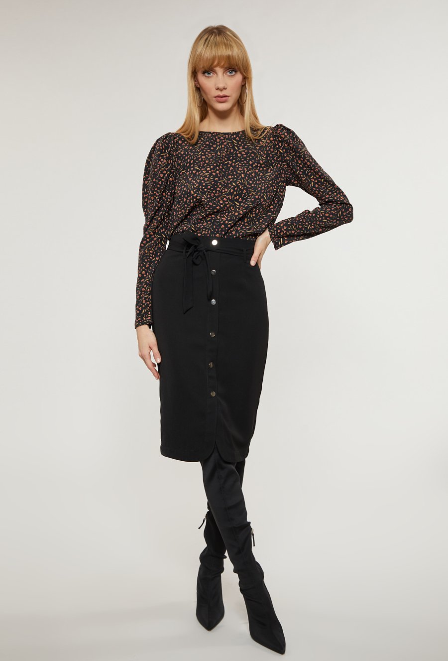 Czarna oł&oacute;wkowa sp&oacute;dnica na guziki