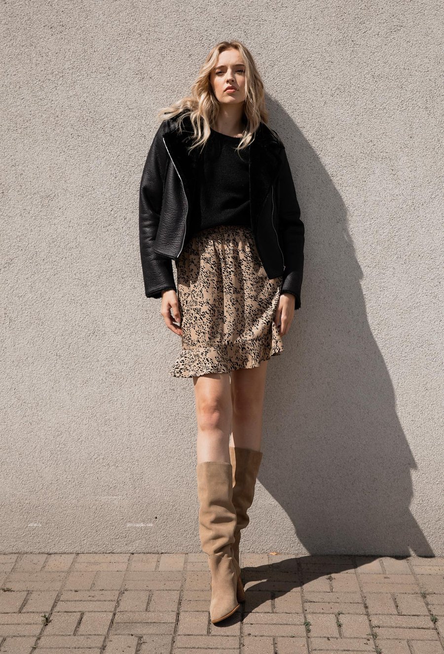 Sp&oacute;dnica z falbaną w nieregularny print