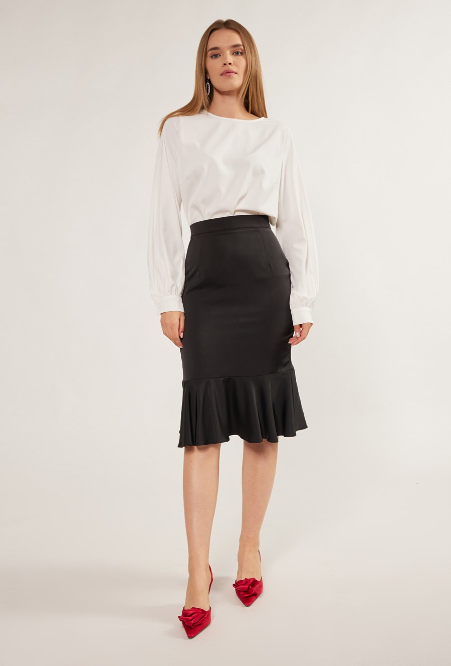 Sp&oacute;dnica damska z falbaną