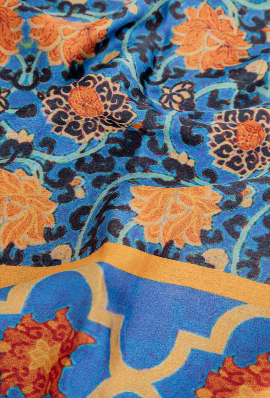 Wzorzysta chusta damska