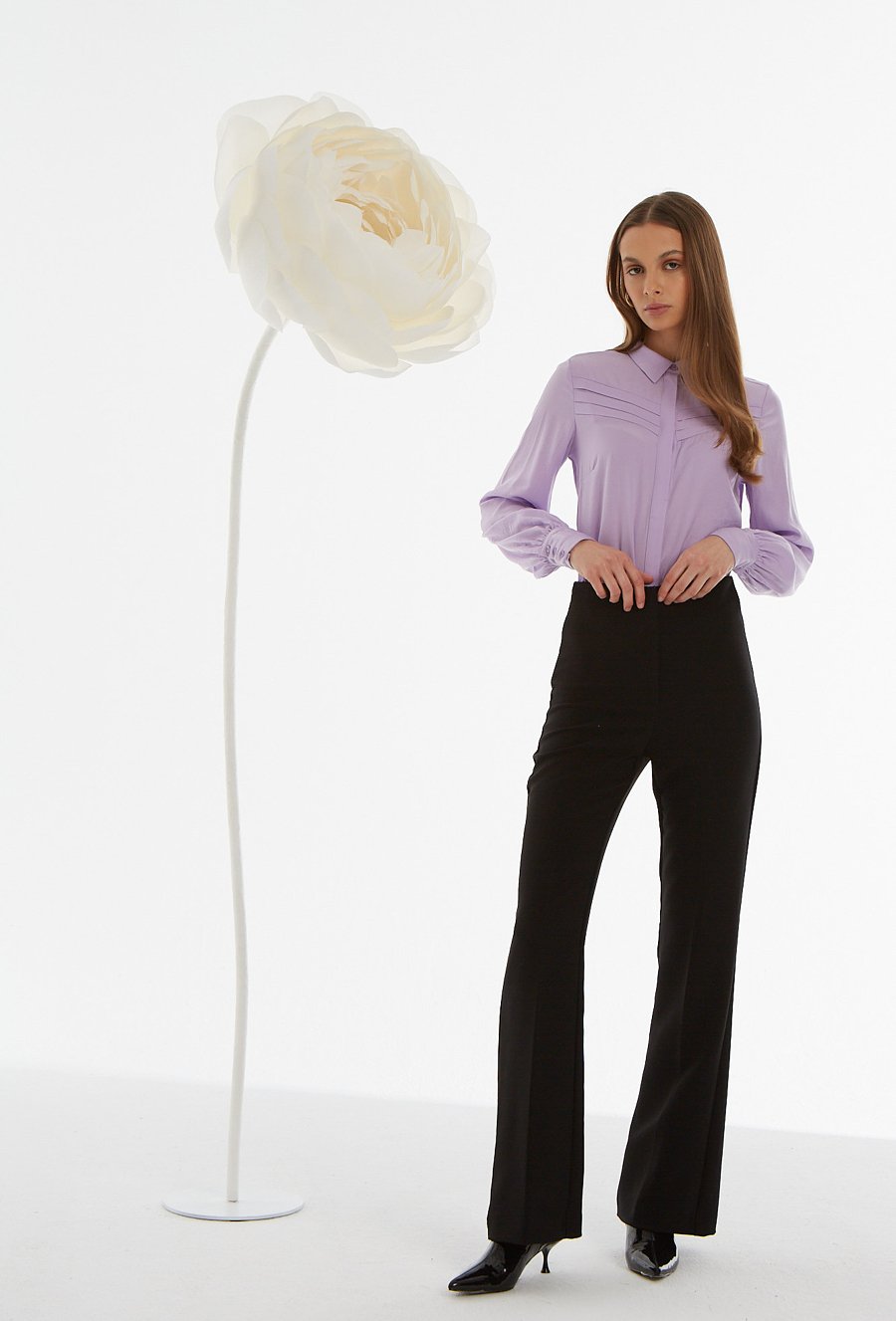 Satynowa koszula z ozdobnymi plisami