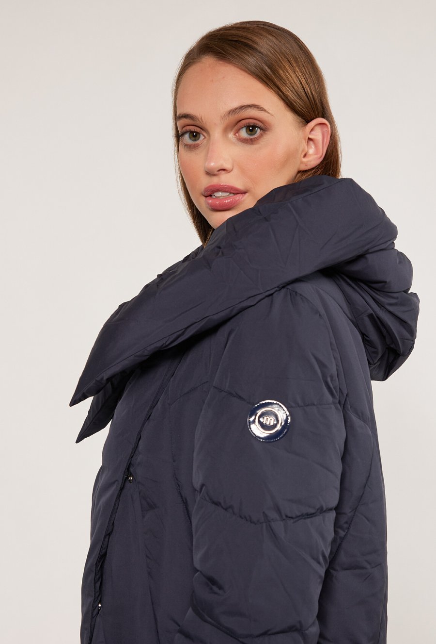 Płaszcz z obszernym kołnierzem oraz kapturem