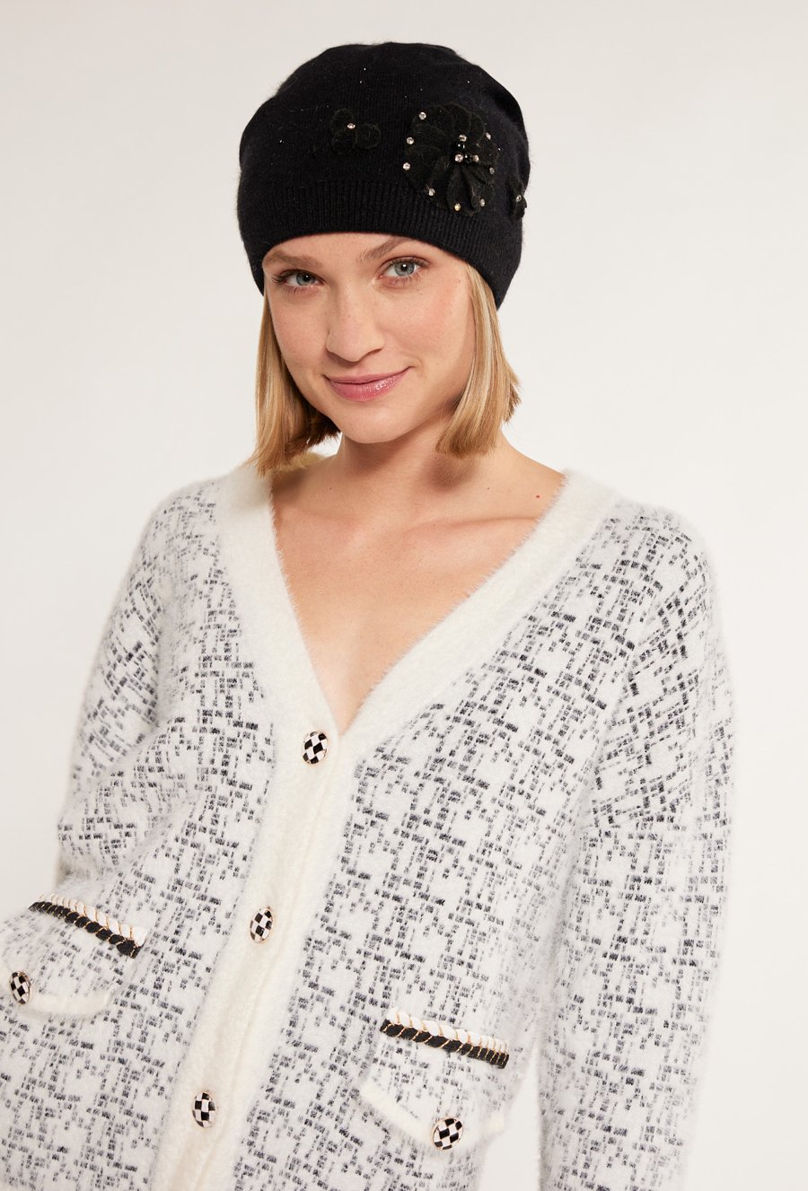 Czapka damska z aplikacją