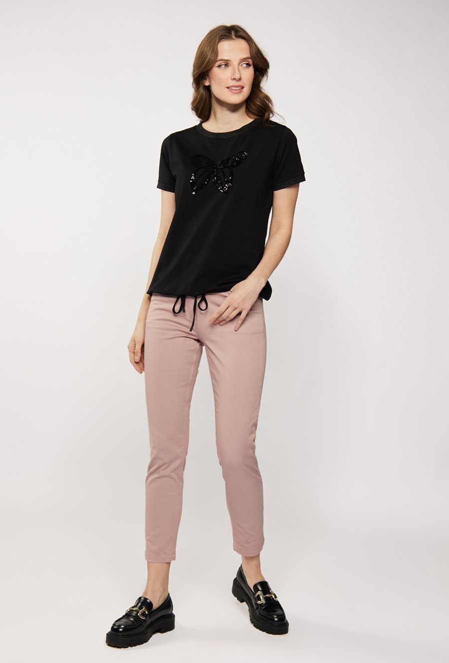 T-shirt z cekinowym motylem