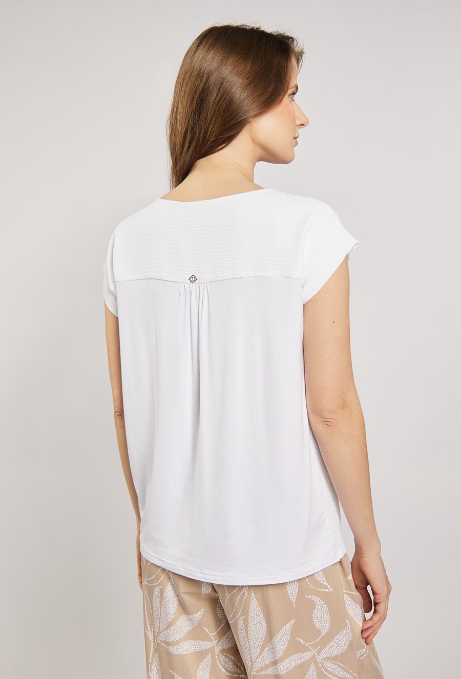 Bluzka damska z ozdobnymi guzikami przy dekolcie