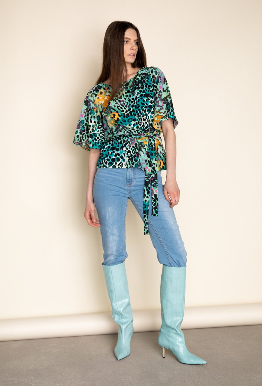 Satynowa bluzka wiązana w tali