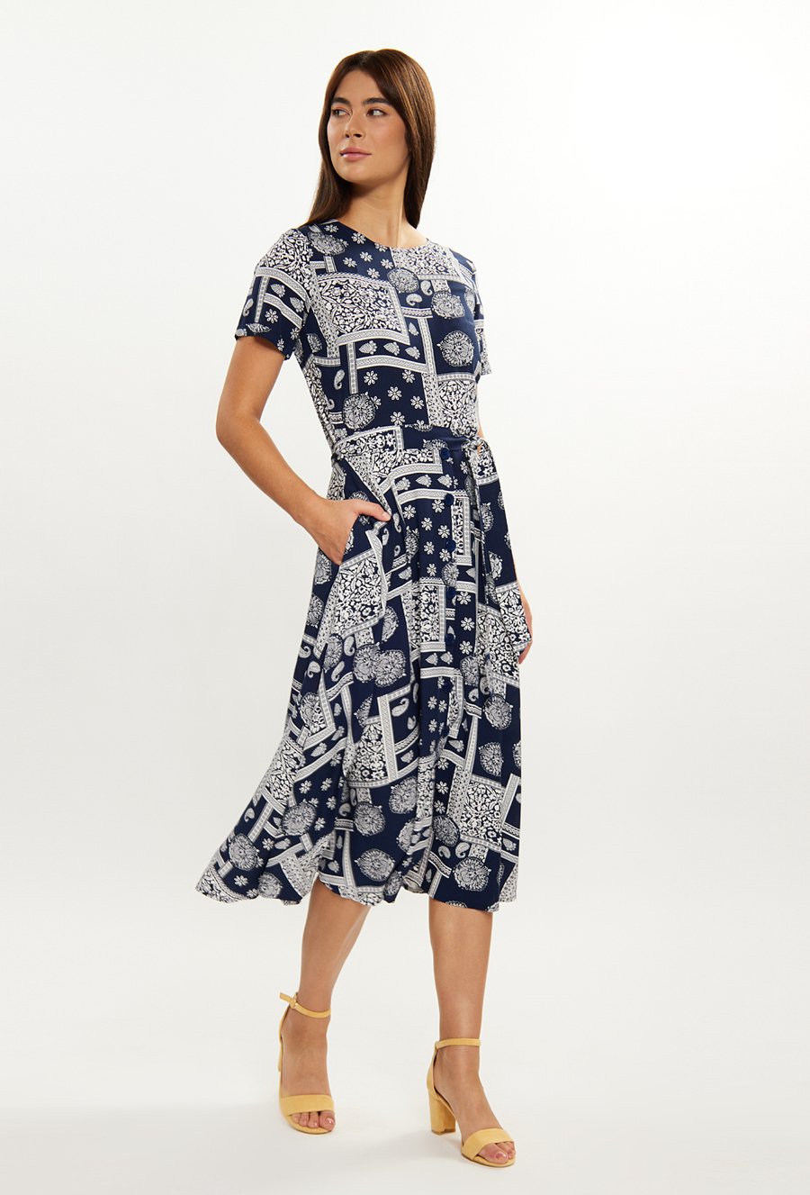 Wzorzysta sukienka z wiskozy