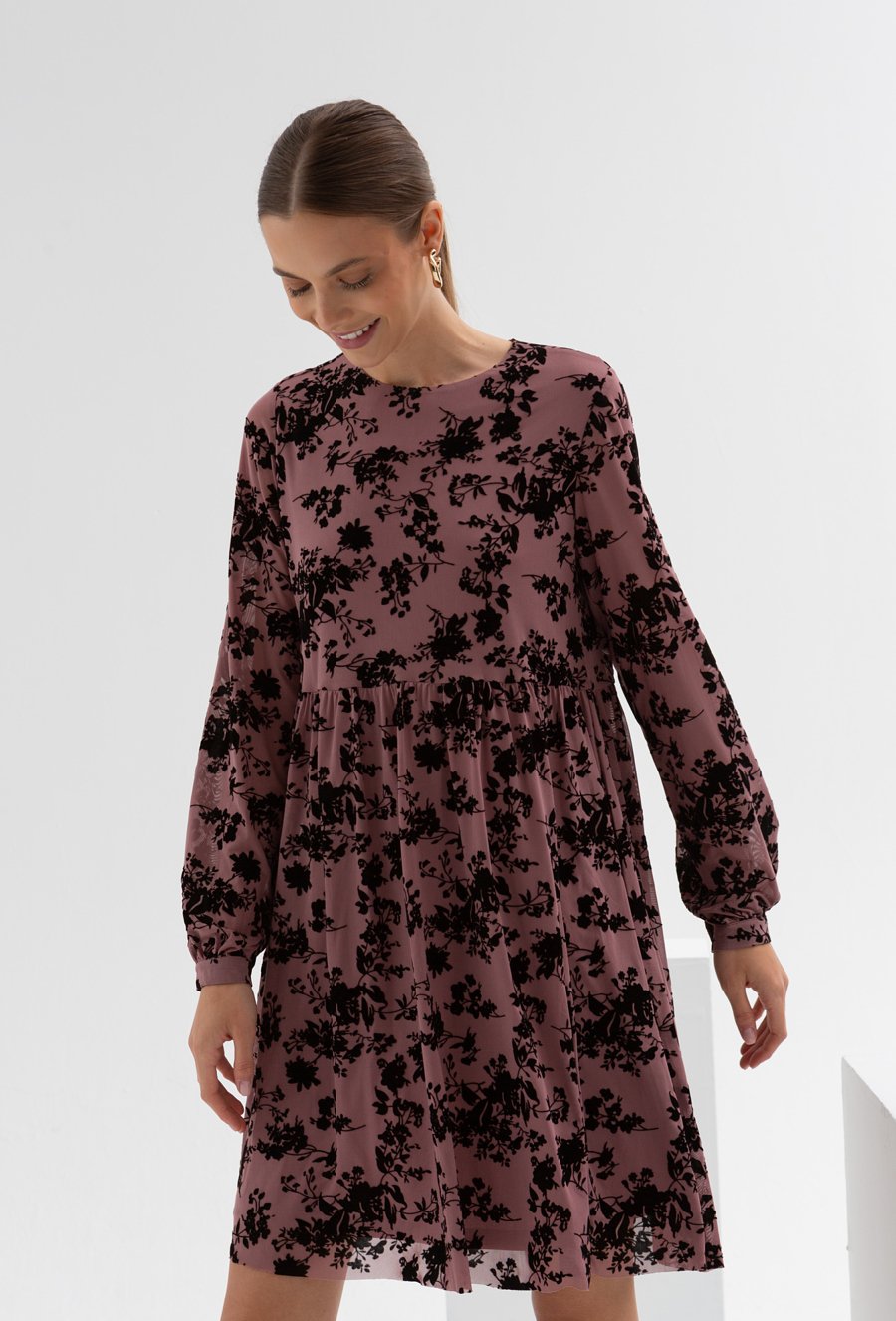 Dziewczęca sukienka z transparentnej tkaniny