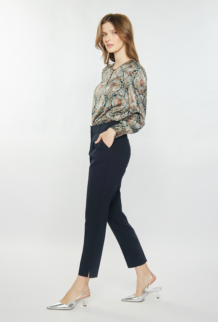 Materiałowe spodnie o prostym kroju