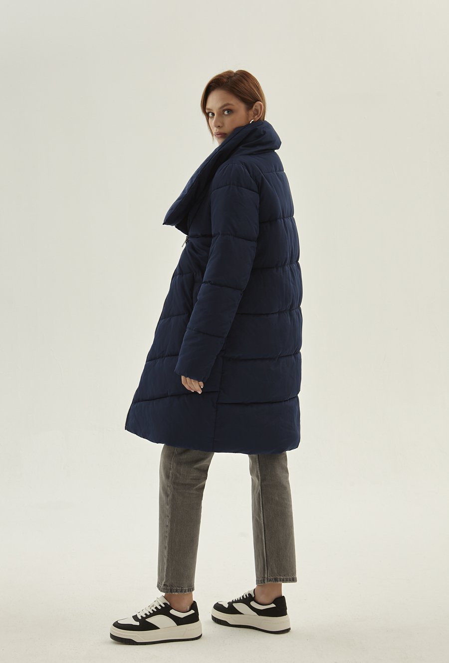 Granatowa pikowana kurtka z wysokim kołnierzem