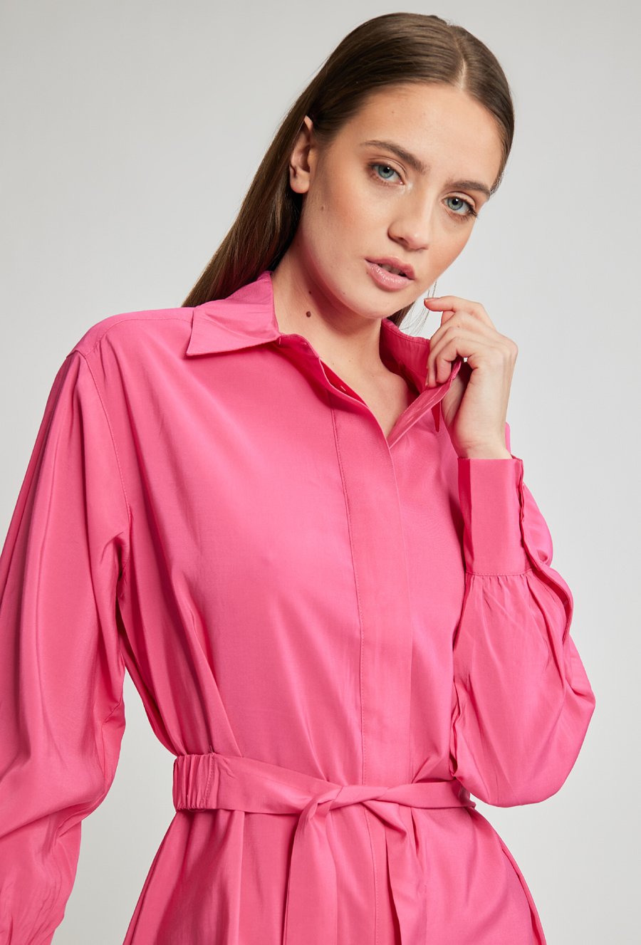 Koszulowa sukienka damska z paskiem